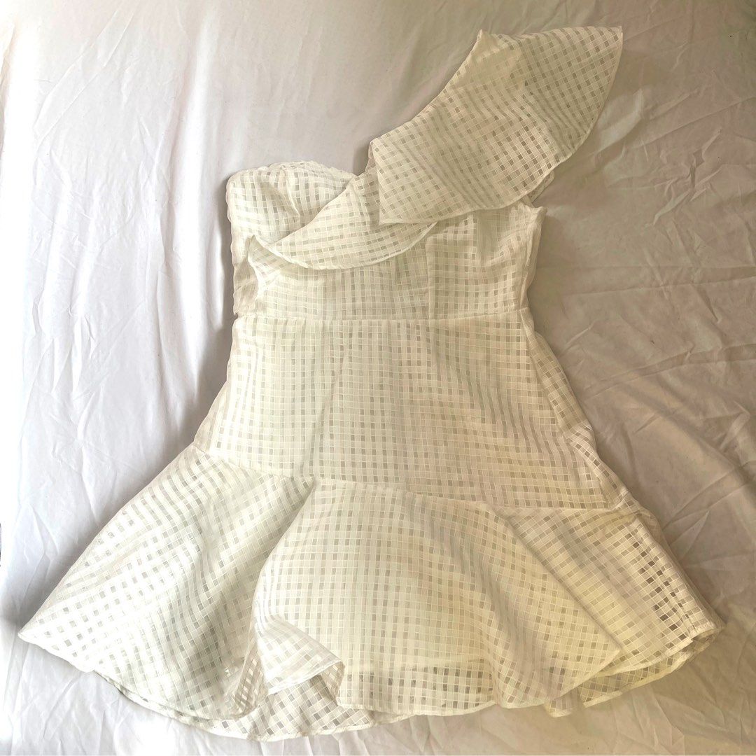 Shein White One Shoulder Dress (Category: Dresses) located in Rizal. Submitted by camiela (Listing ID 1310897500, Image 2). Description: Shein White One Shoulder Dress In very good condition, only used once/twice See pics for when worn :) Perfect for events! Size S-M.