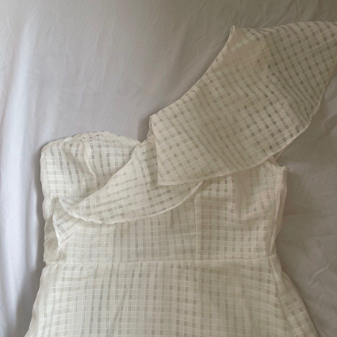 Shein White One Shoulder Dress (Category: Dresses) located in Rizal. Submitted by camiela (Listing ID 1310897500, Image 3). Description: Shein White One Shoulder Dress In very good condition, only used once/twice See pics for when worn :) Perfect for events! Size S-M.