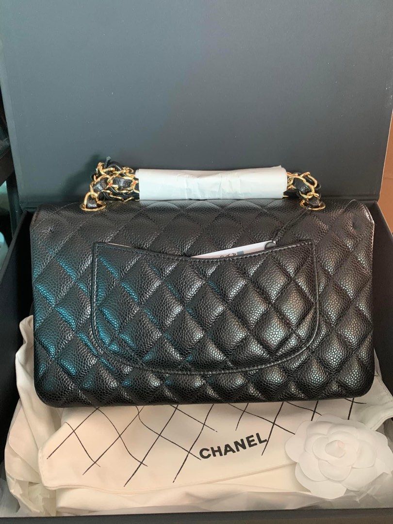 😍 CHANE CC DOUBLE FLAP BLACK CAVIAR GOLD HARDWARE (Category: Luxury Bags & Wallets) located in Pasig City. Submitted by gluxerare (Listing ID 1311171460, Image 2). Description: What you ses is what you get! 😍 Rare to find, Nag-iisa! A must have Bag, well loved by many! 💕 ✅ Sold hundreds of bags since 2020 w/ our resellers. with 112 Ratings 5 ⭐️ in our old account! Paubos Sale Bags na po, first to get❗️Rare Pretty Bags! 💯 chanel double flap ca