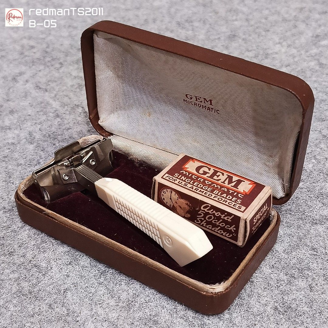 Antique Gem Micromatic Safety Razor Bakelite (Category: Vintage Collectibles) located in Meycauayan. Submitted by redmants2011 (Listing ID 1311154425, Image 1). Description: Antique Gem Micromatic Safety Razor with case and box of old razor blades. Unused. Bakelite Plastic. Made in the USA. Payment - Gcash / Bank Transfer Shipping - Gogo Xpress / Flash Express.