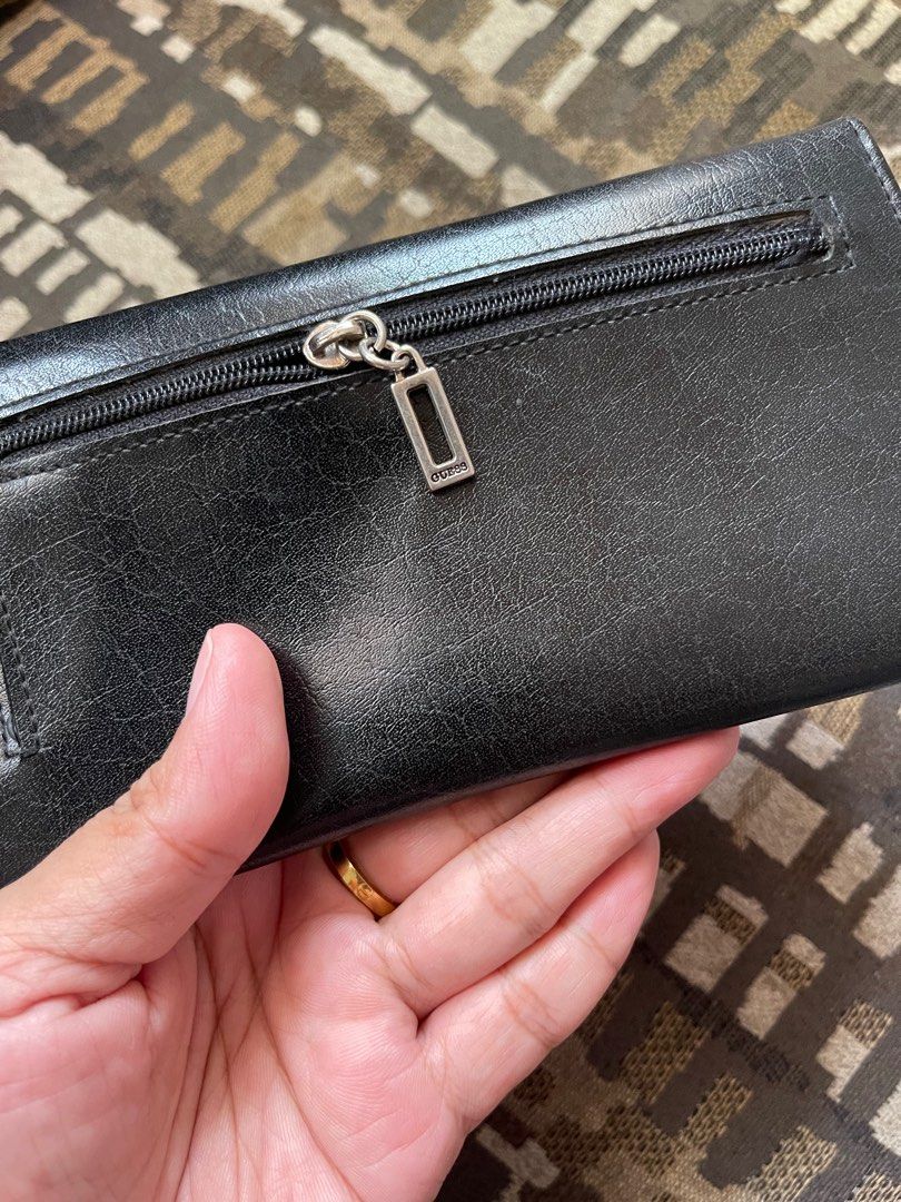 Auth GUESS trifold wallet (Category: Wallets & Card holders) located in Batangas. Submitted by declutter_harleth (Listing ID 1311006147, Image 2). Description: Issue: last photo hindi naman halata kasi nasa loob, kept & stored na sya. silver stainless hardware .