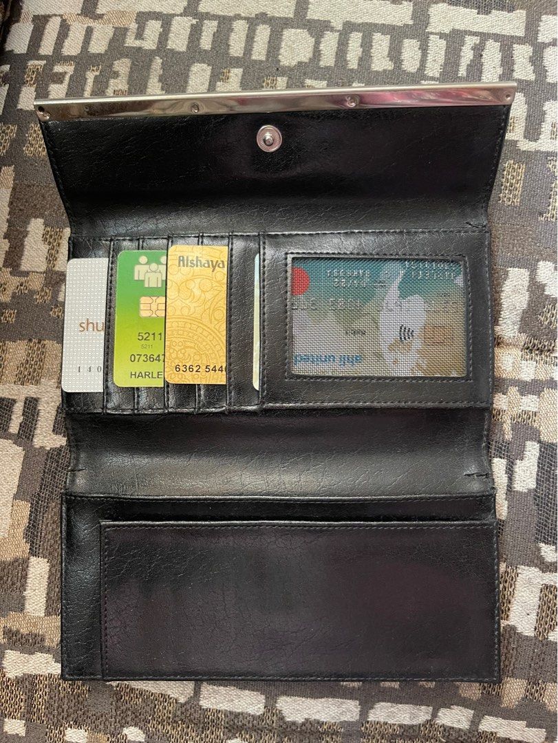 Auth GUESS trifold wallet (Category: Wallets & Card holders) located in Batangas. Submitted by declutter_harleth (Listing ID 1311006147, Image 3). Description: Issue: last photo hindi naman halata kasi nasa loob, kept & stored na sya. silver stainless hardware .