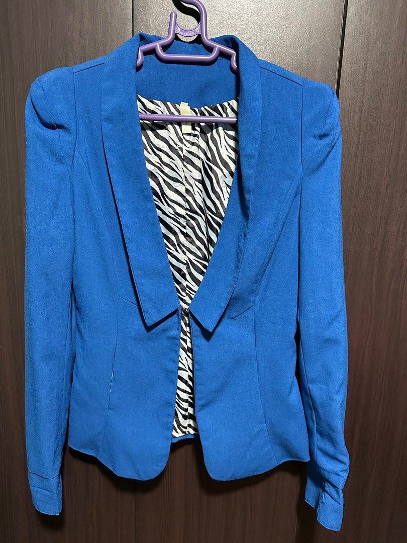 Blue Padded blazer (Category: Coats, Jackets and Outerwear) located in Quezon City. Submitted by ankeyt (Listing ID 1311119573, Image 1). Description: No brand Fits small Slightly padded shoulders Last price posted For Metro Manila buyers only - delivery through grab/lala .