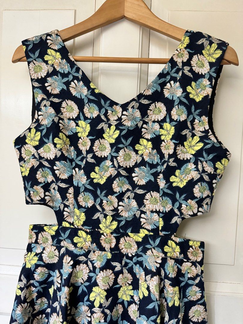 Floral cut out sides dress (Category: Dresses) located in Mandaluyong City. Submitted by cattegorri (Listing ID 1311141929, Image 2). Description: Small Bust: 32 Waist: 26 Length: 33.