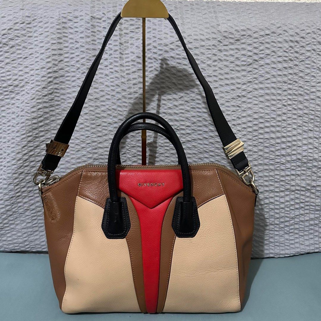 Givenchy with sling (Category: Luxury Bags & Wallets) located in Madrid. Submitted by jhunaceee (Listing ID 1311025434, Image 1). Description: Issue po ay may tinahi sa gilid Pero maganda pa ang bag Kayo na bahala mag clean at pa repair.