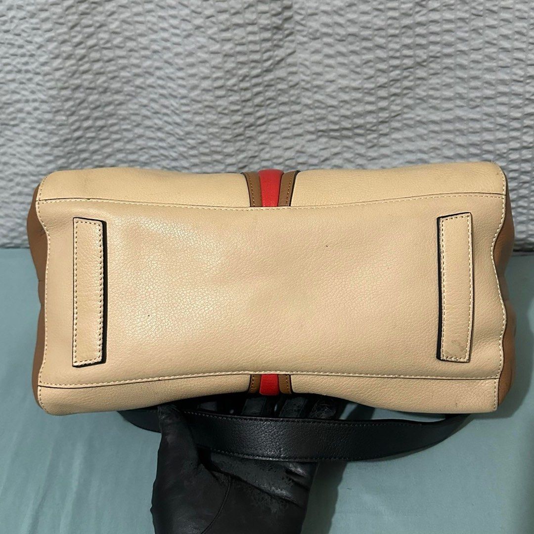 Givenchy with sling (Category: Luxury Bags & Wallets) located in Madrid. Submitted by jhunaceee (Listing ID 1311025434, Image 3). Description: Issue po ay may tinahi sa gilid Pero maganda pa ang bag Kayo na bahala mag clean at pa repair.