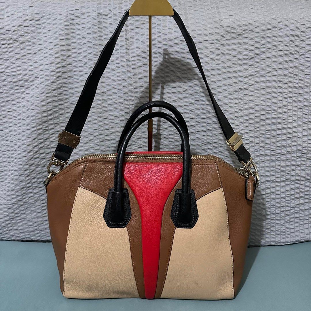 Givenchy with sling (Category: Luxury Bags & Wallets) located in Madrid. Submitted by jhunaceee (Listing ID 1311025434, Image 2). Description: Issue po ay may tinahi sa gilid Pero maganda pa ang bag Kayo na bahala mag clean at pa repair.