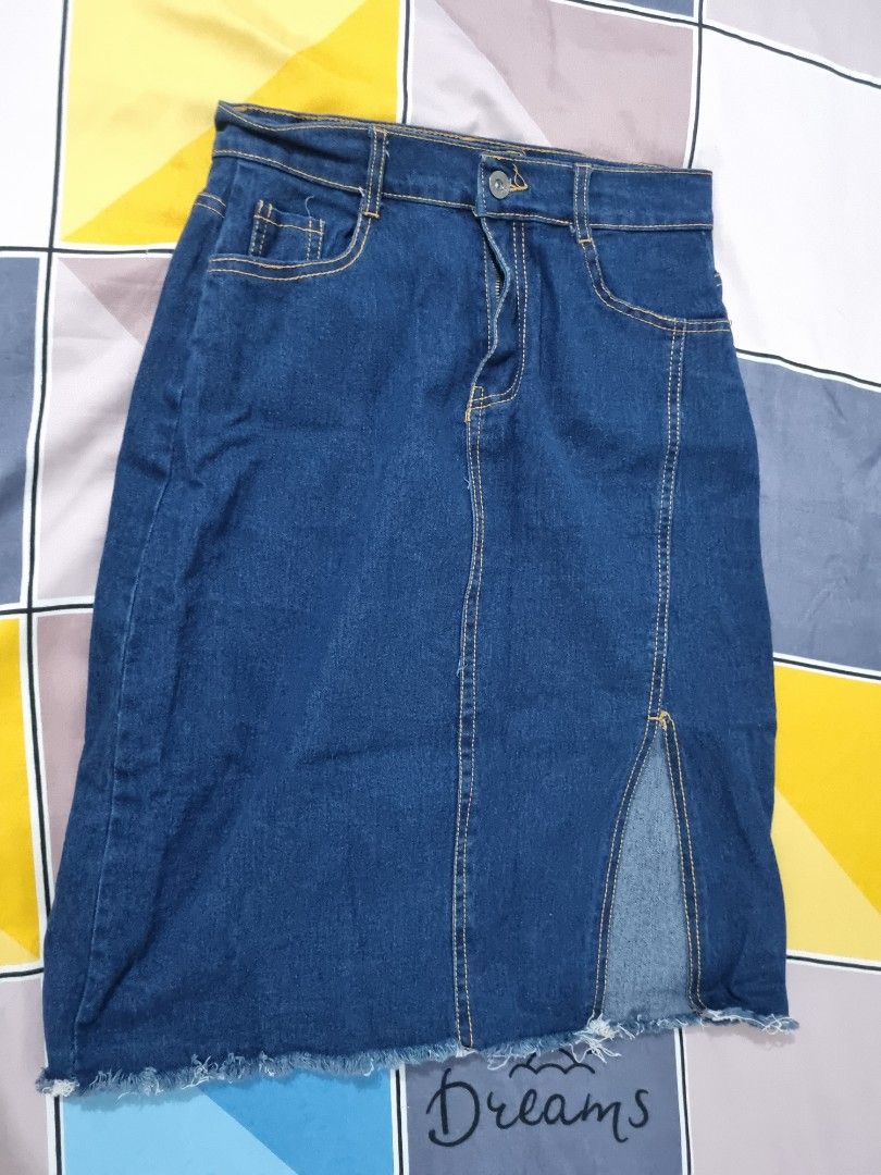 Knee Length Slit Skirt (Category: Skirts) located in Paranaque City. Submitted by declutter_alex (Listing ID 1311124266, Image 3). Description: Stretchable ang fabric.