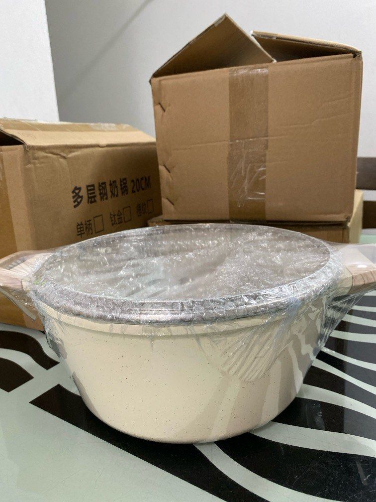 New nonstick ceramic soup pot (Category: Cookware & Accessories) located in Kajang. Submitted by Smiggleoutlet (Listing ID 1311118883, Image 2). Description: Brand new Nonstick ceramic pot 24cm wide x 12cm height Can be used on gas or electric stoves Can self pick up Kajang or Lalamove or post.