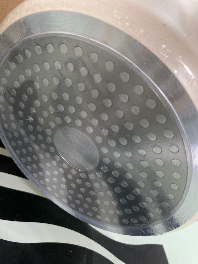New nonstick ceramic soup pot (Category: Cookware & Accessories) located in Kajang. Submitted by Smiggleoutlet (Listing ID 1311118883, Image 3). Description: Brand new Nonstick ceramic pot 24cm wide x 12cm height Can be used on gas or electric stoves Can self pick up Kajang or Lalamove or post.