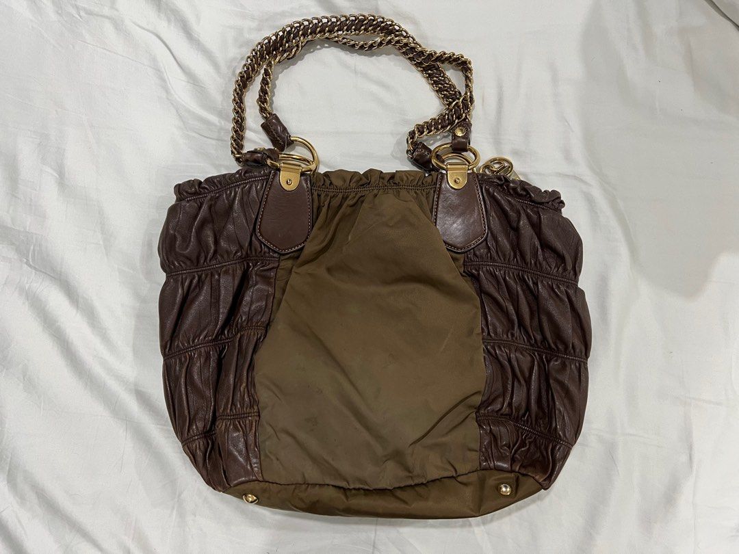 Prada Tessuto Nappa Gaufre Bicolor Shoulder Bag (Category: Luxury Bags & Wallets) located in Paranaque City. Submitted by justisean (Listing ID 1311104228, Image 2). Description: Prada Tessuto Nappa Gaufre Bicolor Shoulder Bag Women Bag 100% Authentic Gold Hardware With its Original Dust Bag Negotiable.