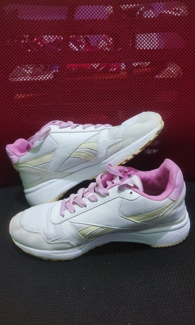 Reebok Royal Bridge x BT21 Fesyen Wanita Sepatu di Carousell