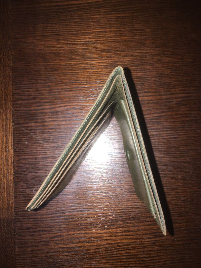 slim YSL wallet (Category: Luxury Bags & Wallets) located in Makati City. Submitted by unloadealr (Listing ID 1311021506, Image 3). Description: 10 x 12 cm subtle, won't bulge in pockets perfect for jackets sensible offers will be considered #luvearth.