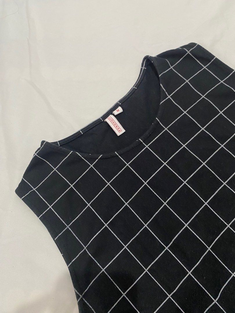 S/M Black formal/office dress (Category: Maternity wear) located in Taguig. Submitted by hellomariie (Listing ID 1311015294, Image 3). Description: Penshoppe Medium S-med only Bust 34-36 Waistline upto 36 Length 32 For pick up in Taguig.