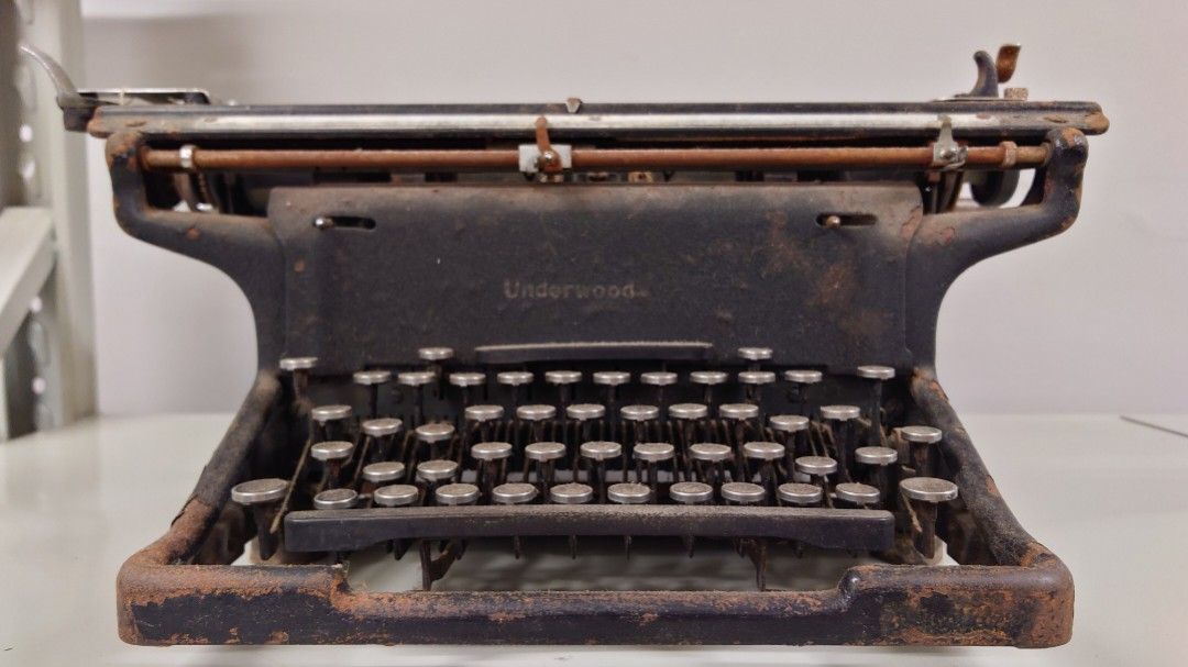 Typewriter 打字機 古董 復古 underwood （分類：復古收藏品）位於 Hong Kong。 由 setsuna_rebirth 提交（商品編號 1311163139，圖片 1）。簡介： 超古老underwood 打字機， 收藏已久，因斷捨離割愛，等待有緣人出現，謝謝。