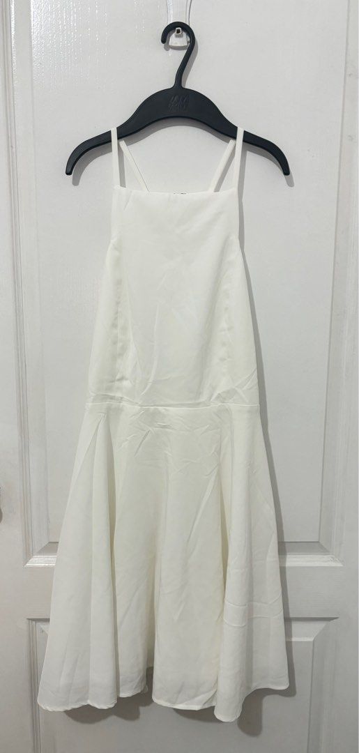 White halter dress - Very J (Category: Dresses) located in Quezon City. Submitted by Ma.Tind (Listing ID 1311058814, Image 2). Description: Brand new without tag Very J white dress Size L but fits M-L A line - halter style .