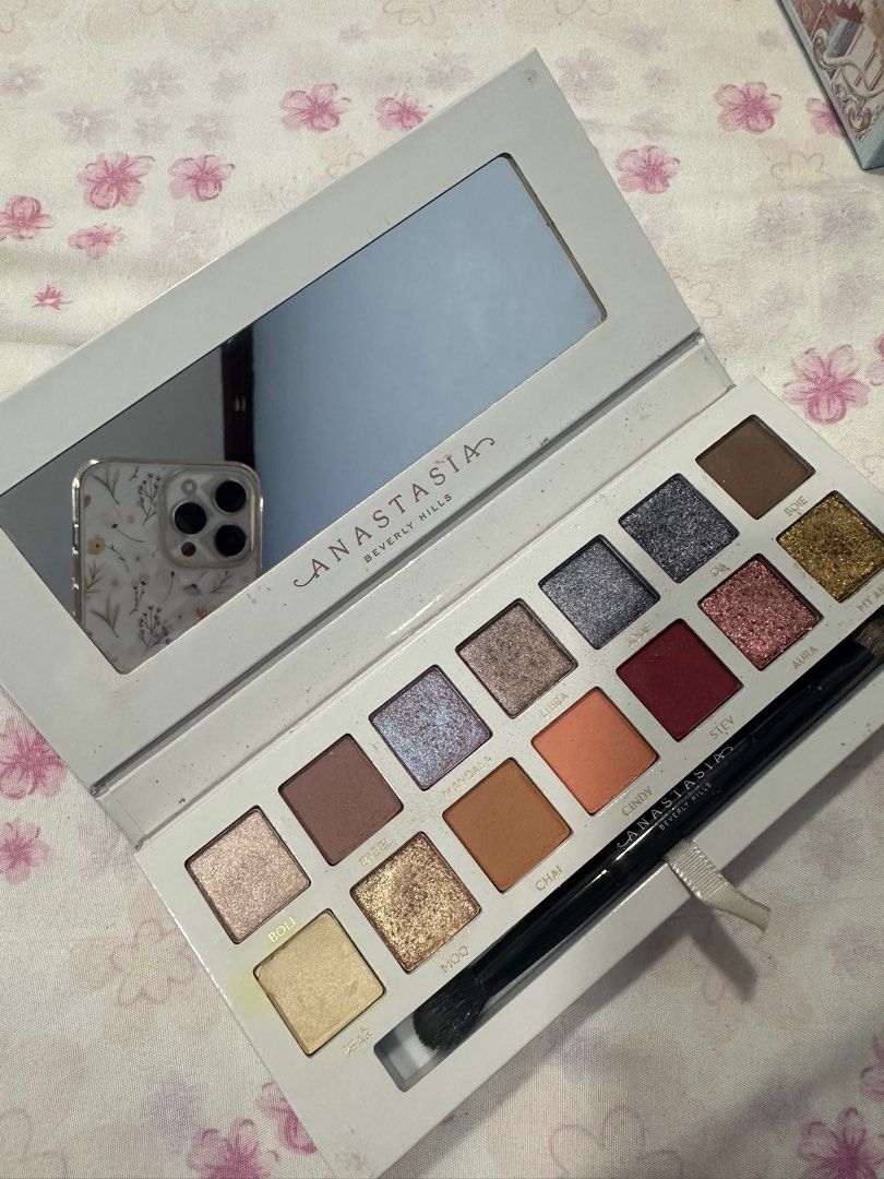 ABH Carli Bybel Eyeshadow Palette (Category: Makeup) located in Manila. Submitted by dei.clutter (Listing ID 1311207213, Image 2). Description: - original - no box - used 3x - bought at around P2,500 - rfs: curating my collection 💸 GCash, GoTyme.