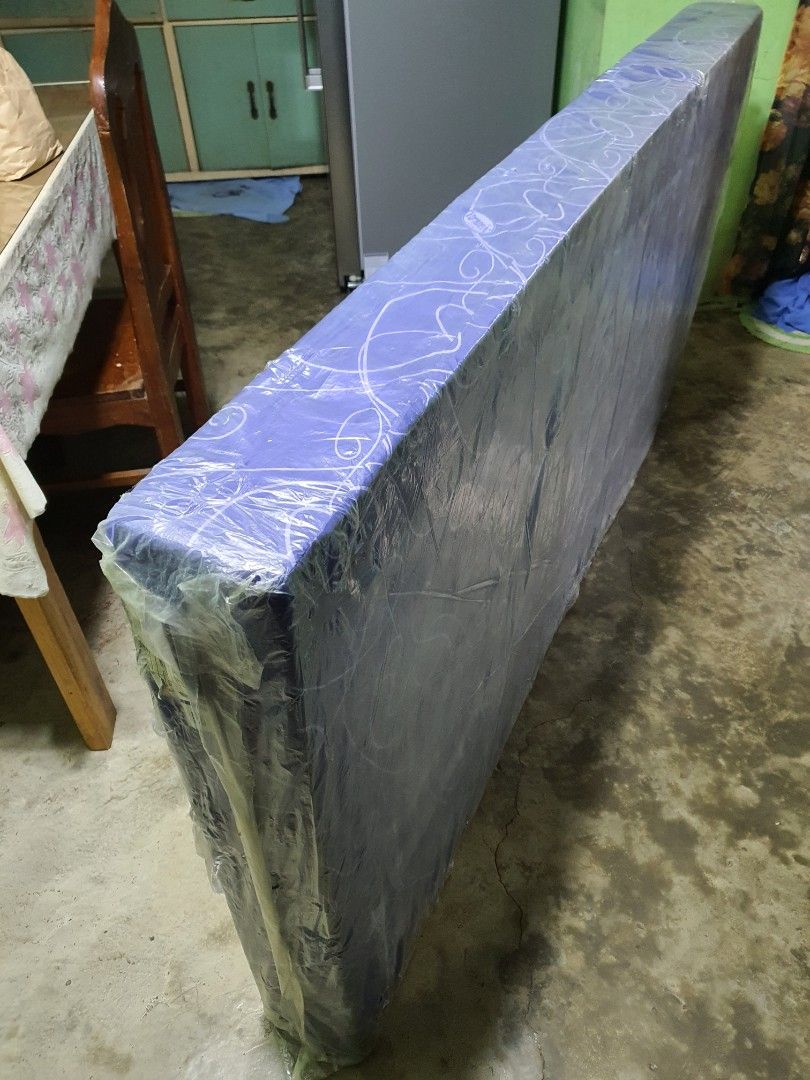 Authentic Uratex Mattress (single) (Category: Bed Frames & Mattresses) located in Calamba. Submitted by Dayleeeee (Listing ID 1311296480, Image 1). Description: 75×36×6 inches Used for 1 month Plastic was not removed while being used so smell and cleanliness is not an issue Rfs: decluttering and got a better replacement Authentic uratex, bought in a trusted store near SM calamba, have warranty.
