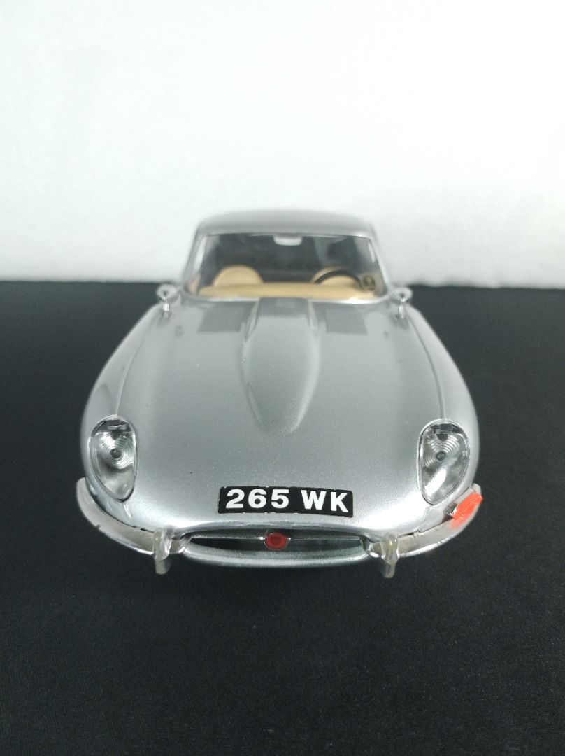 1/18 JAGUAR / Type E / Cabriolet / Roadster / Spyder / 1961 / Burago