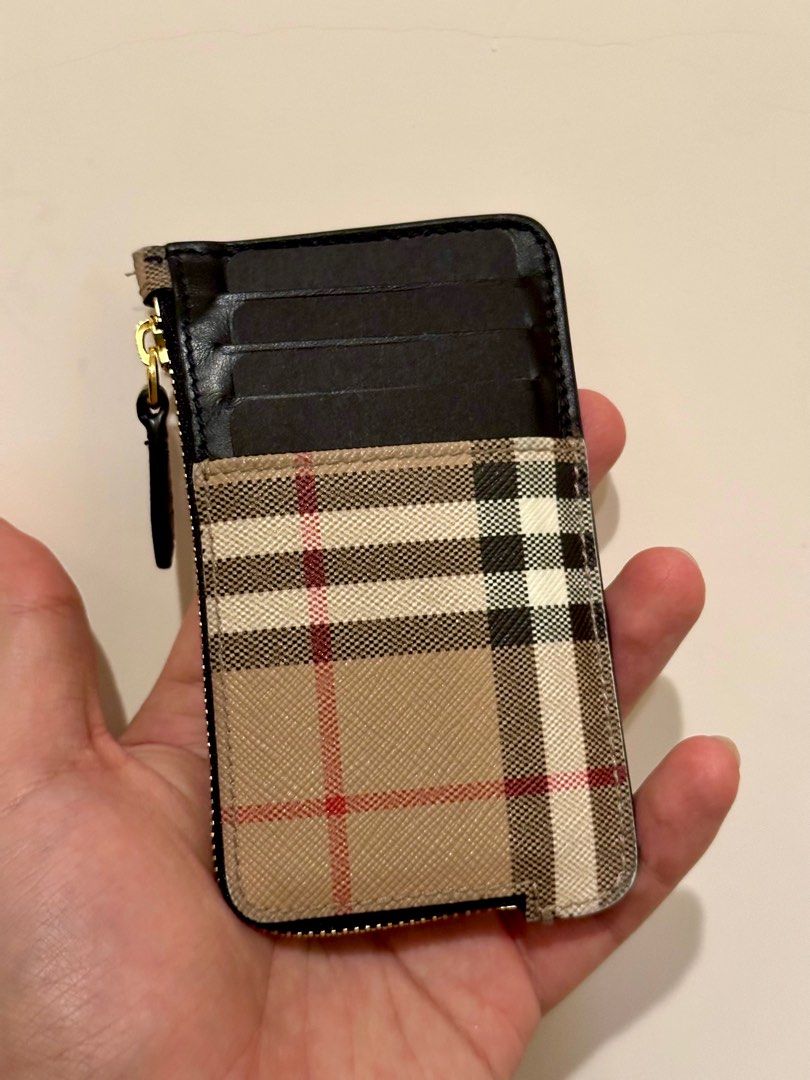 Burberry check zip card case 拉鏈卡套 （分類：手袋及銀包）位於 Hong Kong。 由 jaytheelf 提交（商品編號 1311292198，圖片 3）。簡介： 用唔夠一年 9成新 有使用痕跡 冇明顯花爛 齊單盒塵袋 地鐵站交收。