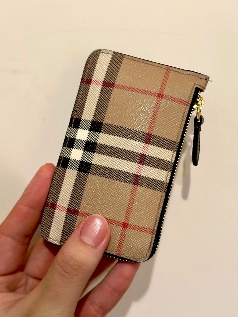 Burberry check zip card case 拉鏈卡套 （分類：手袋及銀包）位於 Hong Kong。 由 jaytheelf 提交（商品編號 1311292198，圖片 2）。簡介： 用唔夠一年 9成新 有使用痕跡 冇明顯花爛 齊單盒塵袋 地鐵站交收。