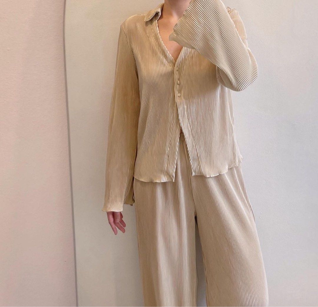 By Sunday Coords in Light Gold (Category: Sets or Coordinates) located in Mandaluyong City. Submitted by modeblogg (Listing ID 1311187986, Image 2). Description: Super stretchy garterized waistband, can fit up to L (or XL). Fabric is very flowy and light .