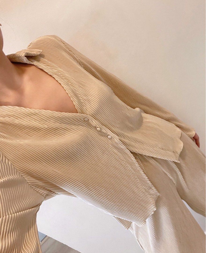 By Sunday Coords in Light Gold (Category: Sets or Coordinates) located in Mandaluyong City. Submitted by modeblogg (Listing ID 1311187986, Image 1). Description: Super stretchy garterized waistband, can fit up to L (or XL). Fabric is very flowy and light .