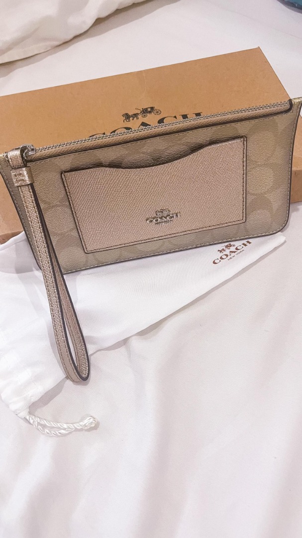 Coach Outlet Zip Top Wallet Like New Come with Box Women s Fashion Bags Wallets Purses Pouches on Carousell