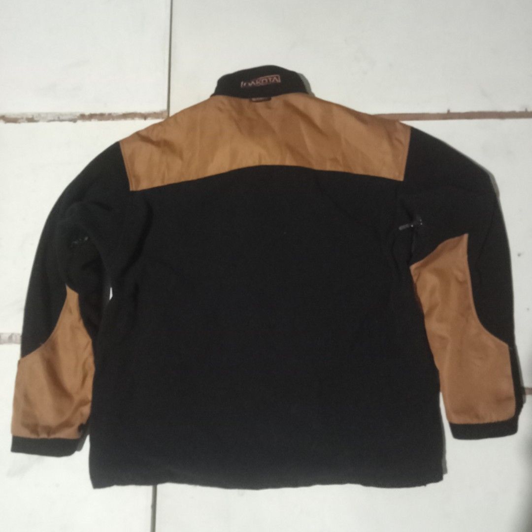 Dakota Two tone Fleece Jacket (Category: Coats, Jackets and Outerwear) located in Angeles City. Submitted by hauled_up (Listing ID 1311300044, Image 2). Description: 🔖Dakota Two Tone Fleece Jacket. ✅Excellent Condition. ✅No issue.‼️‼️ ✅Color Rate: 10/10 ✅Dimes: W27 ; L28 🔖750 plus sf. only. ✅Gcash x Jnt. ✅Open for vc thru TG. 📍Loc. Pamp. Dm for inq.📩.