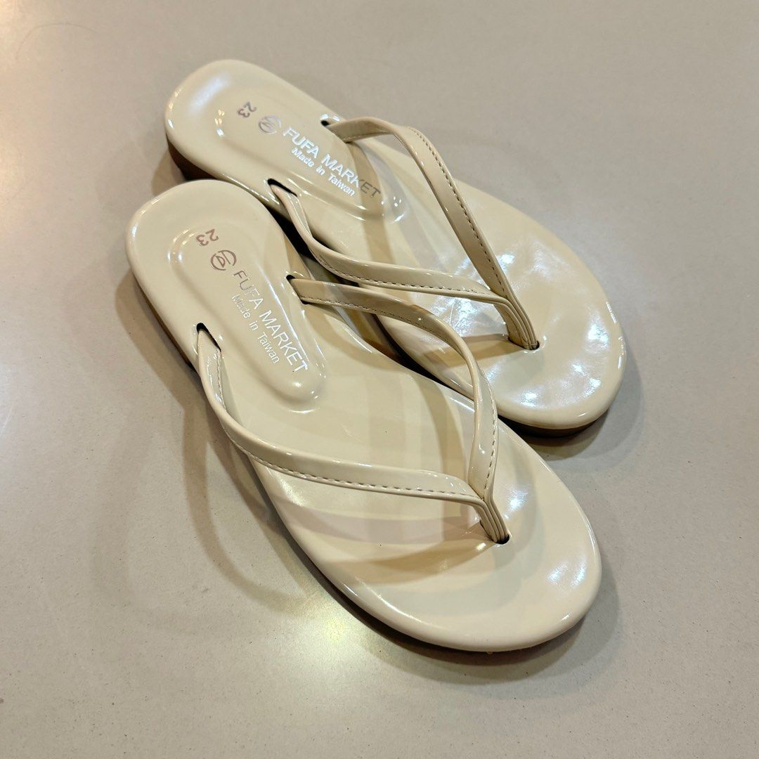 MADE IN TAIWAN Slippers White Ivory (Category: Slippers and slides) located in Manila. Submitted by adoptables4u (Listing ID 1311318804, Image 1). Description: Bought from a market in Taiwan 🇹🇼 SIZE 23 indicated 🏷️ 📏 Around Size 35 -36 (manual measurement) Rfs : so pretty but super sakto for my feet :(.