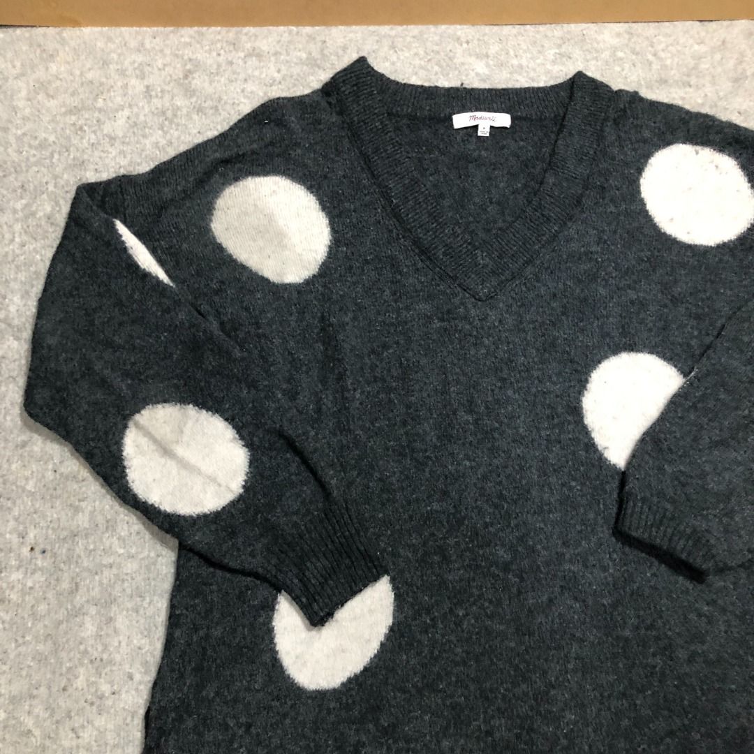 MADEWELL Dotted Bartlett V-Neck Pullover Sweater in Coziest Yarn Size Medium (Category: Longsleeves) located in Santa Rosa. Submitted by sergids (Listing ID 1311310464, Image 3). Description: MADEWELL Dotted Bartlett V-Neck Pullover Sweater in Coziest Yarn Size Medium Great condition. Check fitting tops to ensure this fits you. Dimensions below are exact measurements, see pics as well for comparison. 9/10 Condition and Colorway Dimensions: Size M