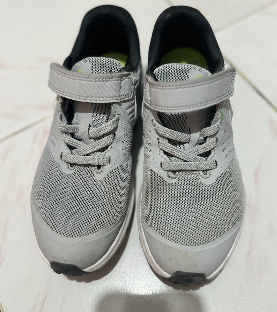 Nike Sneakers (Category: Babies & Kids Fashion) located in Lapu-Lapu City. Submitted by MeWears (Listing ID 1311328299, Image 2). Description: Condition: 9/10, needs cleaning Size: 33 in EU.