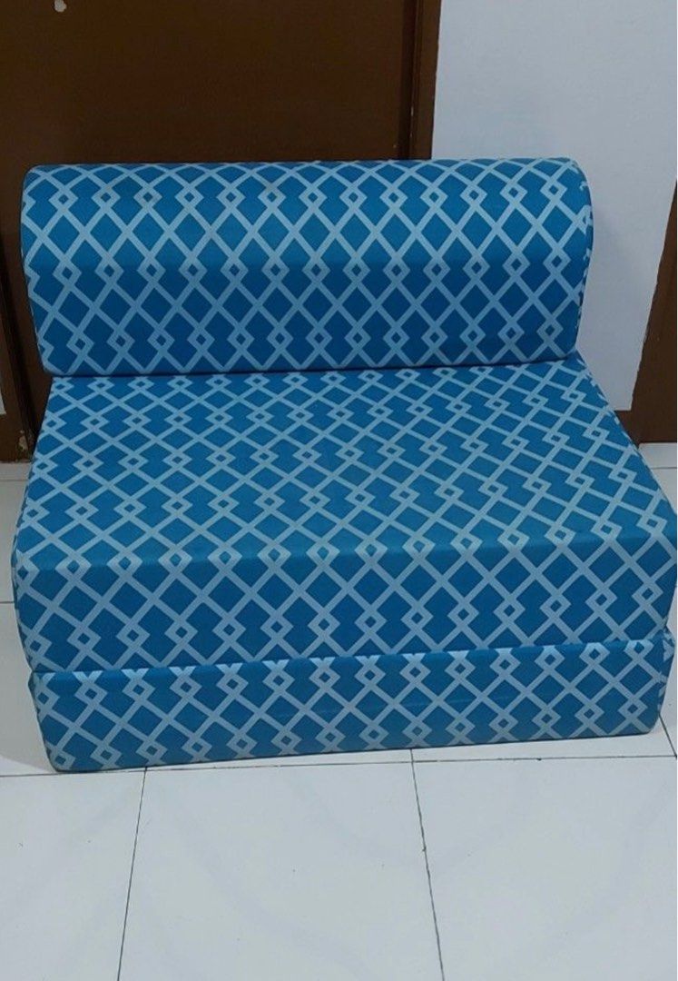 Original Uratex Comfort Joy Single bed (Category: Bed Frames & Mattresses) located in Tarlac. Submitted by ecaquino2016 (Listing ID 1311342285, Image 1). Description: Has minor stain but barely noticeable. Slight negotiable..