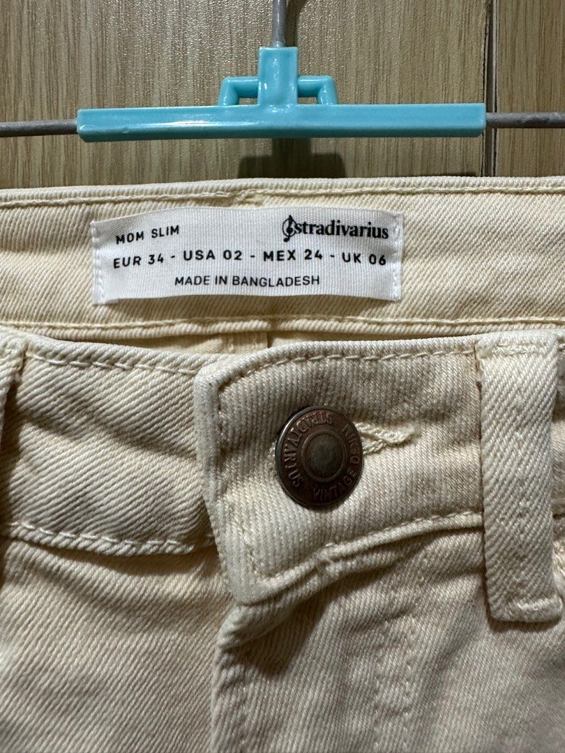 Stradivarius Cream Mom Slim Jeans (Category: Jeans) located in Quezon City. Submitted by anjellyqa (Listing ID 1311271786, Image 2). Description: -bought in orange app -used twice only -good condition -size: 25-26 rfs: does not fit me pm for more pics 🏷️mop: gcash, bdo.