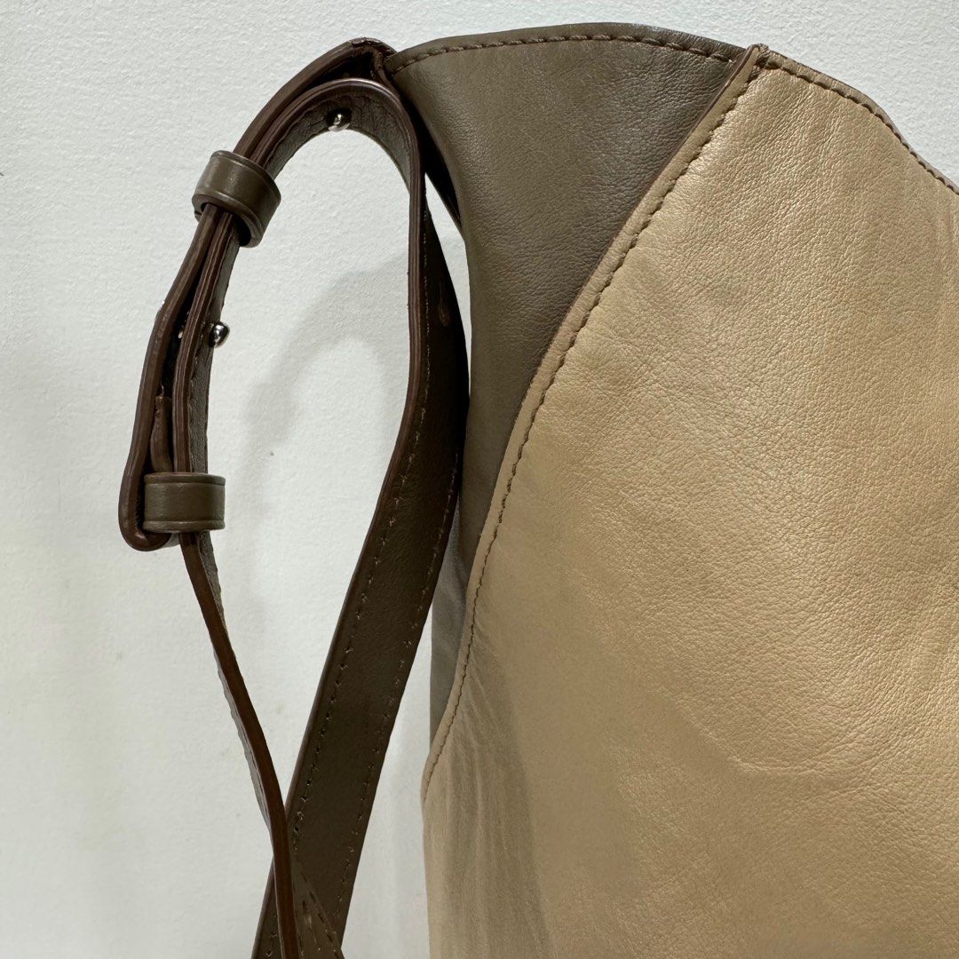 Beracamy (Category: Luxury Bags & Wallets) located in Daraga. Submitted by luxbicolph (Listing ID 1311355302, Image 3). Description: 2 way bag.