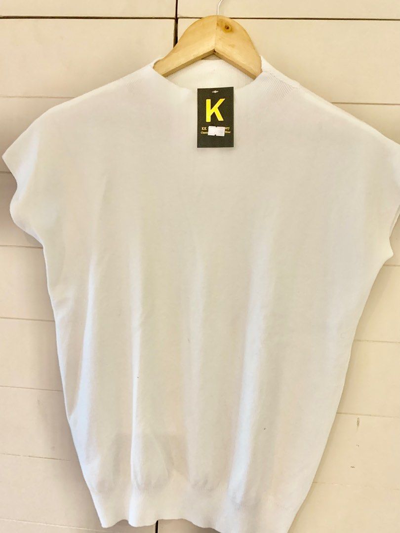 Brand new with Tag White Knit Turtle Neck (Category: Others Tops) located in Paranaque City. Submitted by lene_urbn (Listing ID 1311419366, Image 2). Description: Fits med - large.