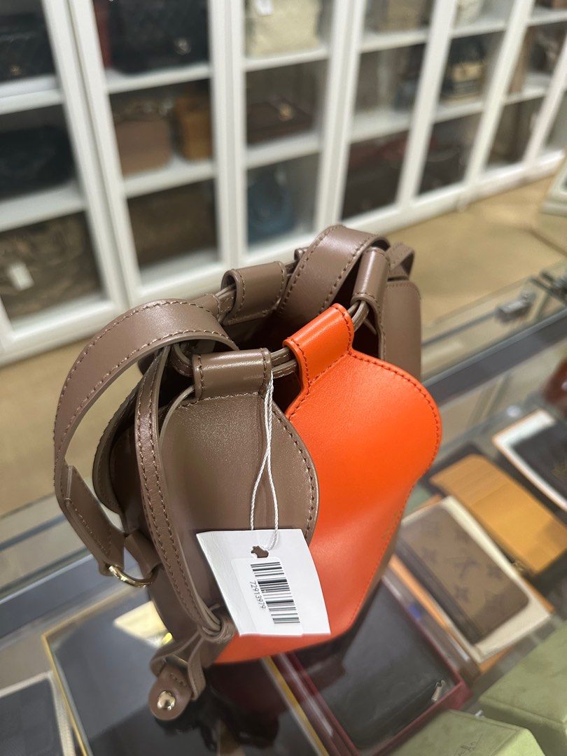 Chloe Tulip Small Brown Leather Bucket Bag (Category: Luxury Bags & Wallets) located in Taguig. Submitted by closetcompany (Listing ID 1311362838, Image 3). Description: Chloe Tulip Small Brown Leather Bucket Bag 🫧Php 28,000 🫧CONDITION: Unused (New) 🫧RATING: 10/10 🫧INCLUSIONS: dust bag and Entrupy certificate 🫧Modes of Payment: Cash BDO credit card (Up to 12 mos installment with interest) Layaway Paypal Accepted Bank Transfer : BDO and BPI �
