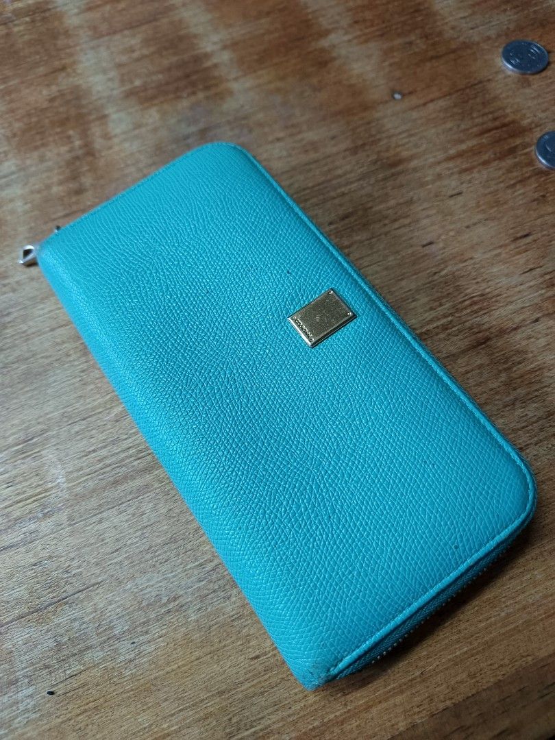 Courrone Wallet (Category: Luxury Bags & Wallets) located in Taguig. Submitted by emz0923 (Listing ID 1311343731, Image 1). Description: multi compartment wallet.