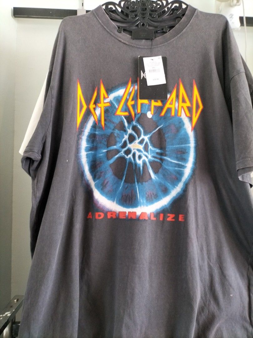 Def Leppard Band Shirt (Category: Tshirts & Polo Shirts ) located in Bacoor. Submitted by dizenyo (Listing ID 1311379107, Image 1). Description: brand new with tag 2XL on tag official merch october 1993 the never ending weekend tour.