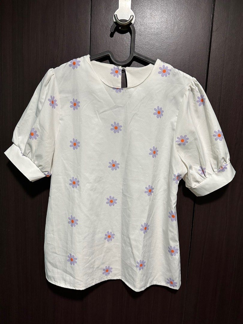Floral puff sleeves blouse (Category: Blouses) located in Quezon City. Submitted by ankeyt (Listing ID 1311376466, Image 2). Description: For Metro Manila buyers only, shipping through grab/lalamove MOP : BDO/ BPI/ Gcash.