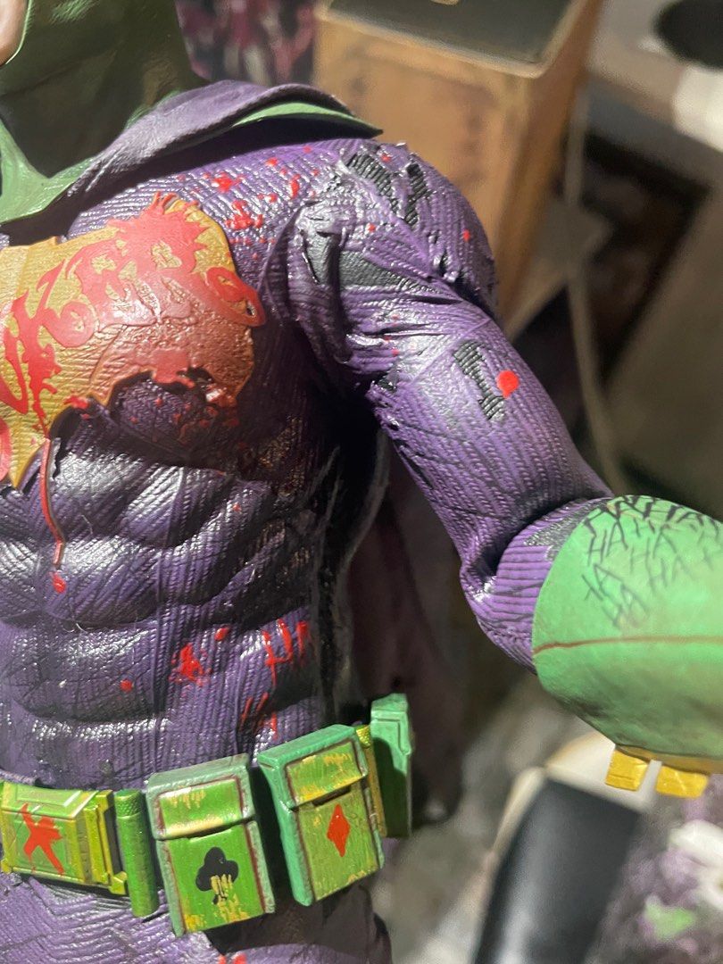 hot toys batman joker (Category: Figurines & Statues) located in Muntinlupa City. Submitted by xeoncrib (Listing ID 1311356006, Image 3). Description: as is complete acce flaking issue.