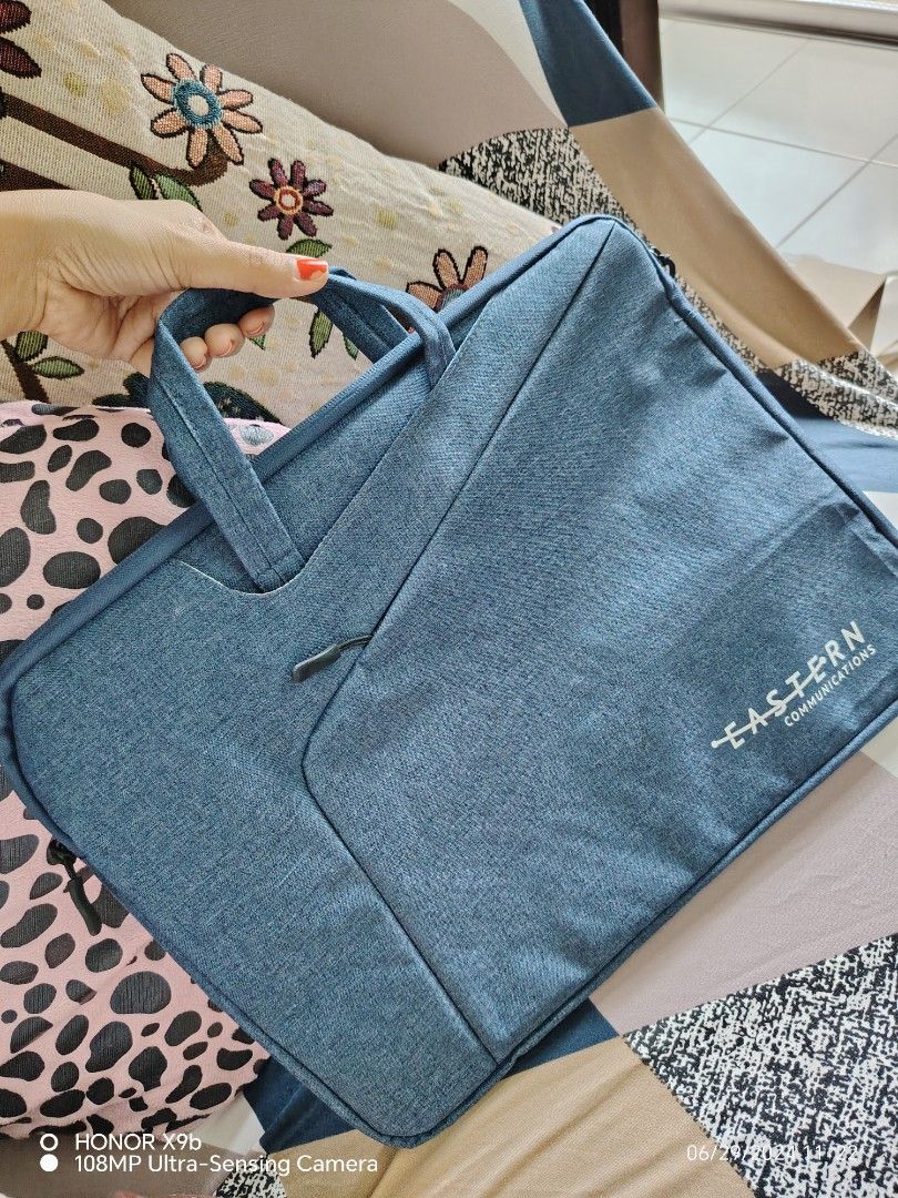 Laptop bag (Category: Laptop Bags & Sleeves) located in Quezon City. Submitted by jeckmarj (Listing ID 1311366147, Image 3). Description: Laptop bag Inside is made of nice and soft material Without sling Fits 15 inches laptop.