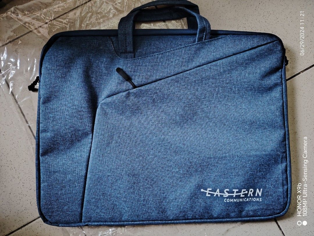 Laptop bag (Category: Laptop Bags & Sleeves) located in Quezon City. Submitted by jeckmarj (Listing ID 1311366147, Image 1). Description: Laptop bag Inside is made of nice and soft material Without sling Fits 15 inches laptop.