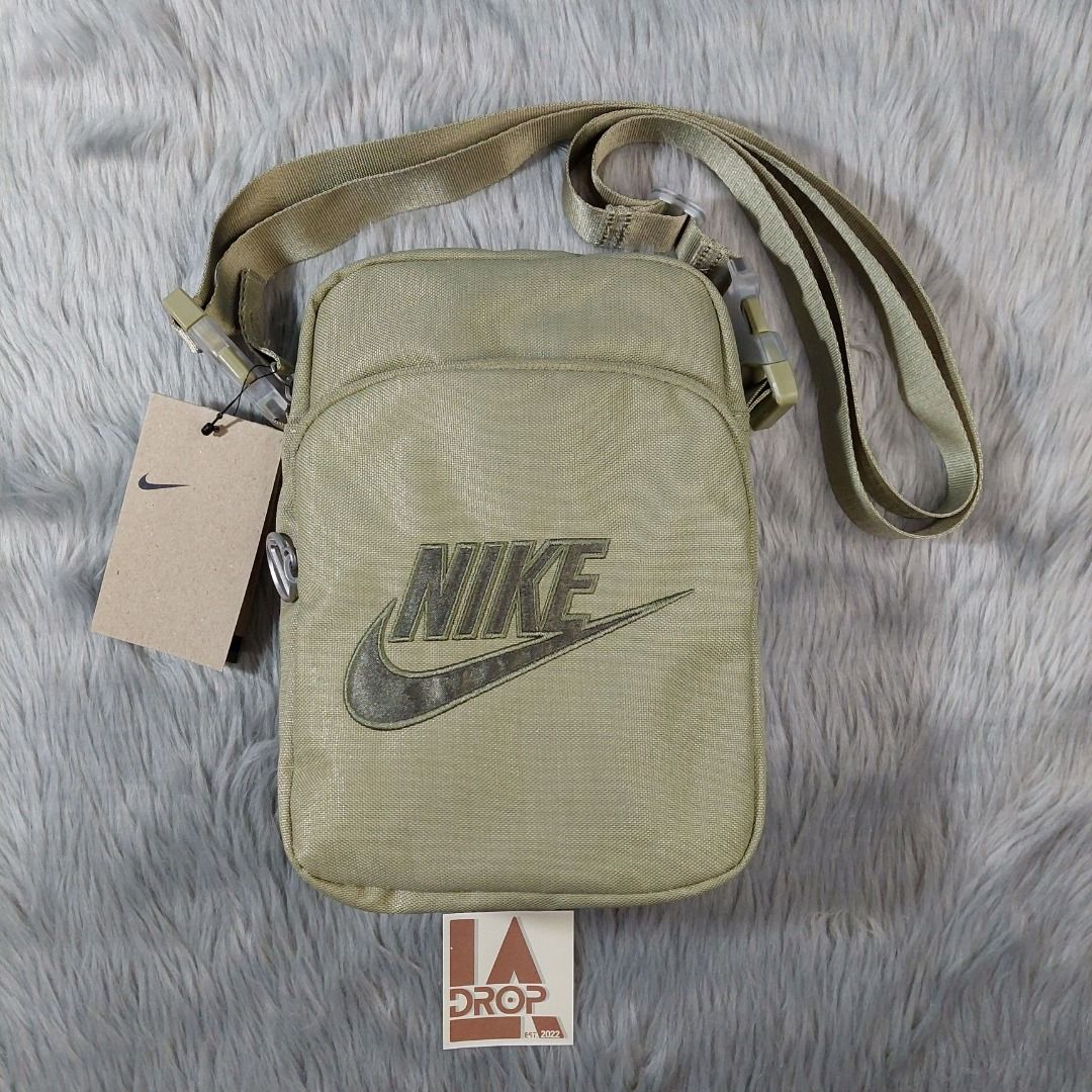 NIKE HERITAGE CROSSBODY BAG (4L) (Category: Belt bags, Clutches and Pouches) located in Caloocan City. Submitted by yeahliao.ll (Listing ID 1311511631, Image 2). Description: NIKE HERITAGE CROSSBODY BAG (4L) For Sale!!! ✔️💯% AUTHENTIC / LEGIT / ORIGINAL ✔️BRAND NEW !!! ✔️ BELOW SRP ✔️ (❌₱1,595 srp❌) ✔️ON-HAND / READY TO SHIP !!! Capacity: ✅ 4L Dimession: ✅ 18 cm X 8 cm X 23 cm (L x W x H) Price: ₱1,000 + sf ***Buyer will shoulder shipping fee ✔️