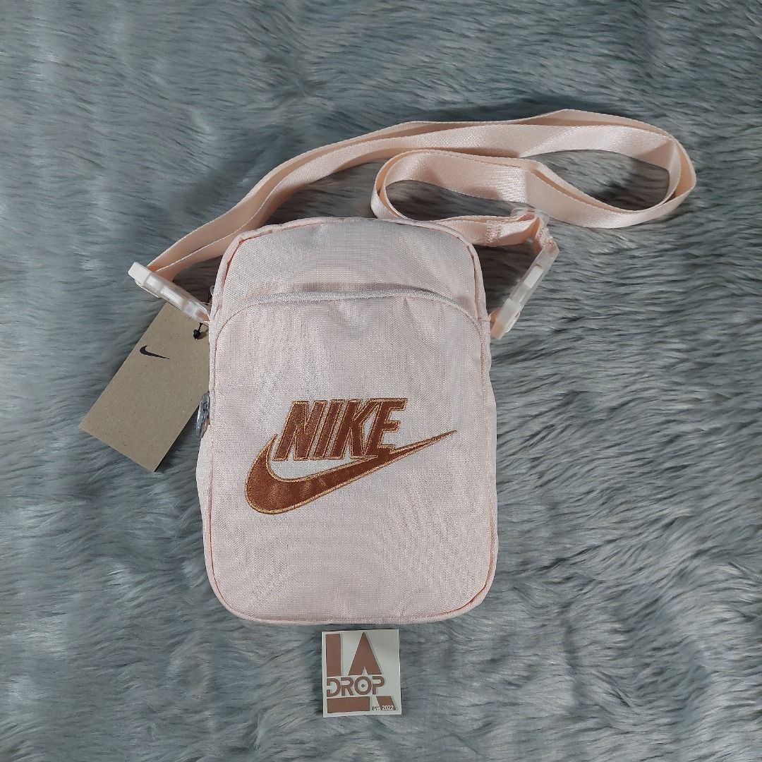 NIKE HERITAGE CROSSBODY BAG (4L) (Category: Belt bags, Clutches and Pouches) located in Caloocan City. Submitted by yeahliao.ll (Listing ID 1311511631, Image 1). Description: NIKE HERITAGE CROSSBODY BAG (4L) For Sale!!! ✔️💯% AUTHENTIC / LEGIT / ORIGINAL ✔️BRAND NEW !!! ✔️ BELOW SRP ✔️ (❌₱1,595 srp❌) ✔️ON-HAND / READY TO SHIP !!! Capacity: ✅ 4L Dimession: ✅ 18 cm X 8 cm X 23 cm (L x W x H) Price: ₱1,000 + sf ***Buyer will shoulder shipping fee ✔️