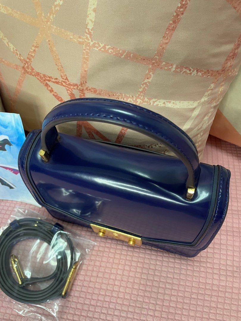 ORIGINAL Tory Burch Juliette Mini Top-handle Bag (Category: Luxury Bags & Wallets) located in Binan City. Submitted by cxn.shop (Listing ID 1311351385, Image 3). Description: PRELOVED 💖 Very good used condition Minimal signs of use Crease marks on leather Comes with sling 100% ORIGINAL.