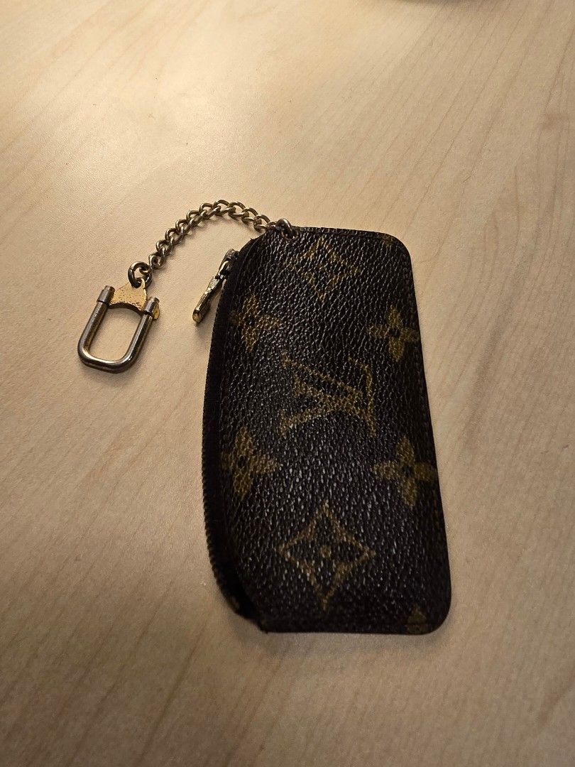 Rare Authentic Louis Vuitton Cles (Category: Luxury Bags & Wallets) located in Pasig City. Submitted by kimjayson (Listing ID 1311460604, Image 1). Description: ‼️Please read‼️ Will not entertain questions that are already posted here. All items are Authentic. I do not, and will never own/sell fake or replicas. -------------------------------- Rare Authentic Louis Vuitton Cles SELLING LOW. still being sold for 6k+ can be used as key chain and coi