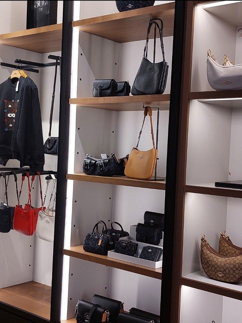 [SG PASABUY] Coach Outlet Wallet (Category: Wallets & Card holders) located in Valenzuela. Submitted by yaaanyaaaaan (Listing ID 1311404446, Image 3). Description: SG PASABUY COACH IMM OUTLET MALL Wallet Small Bag ETA: AUG 5 or 6.