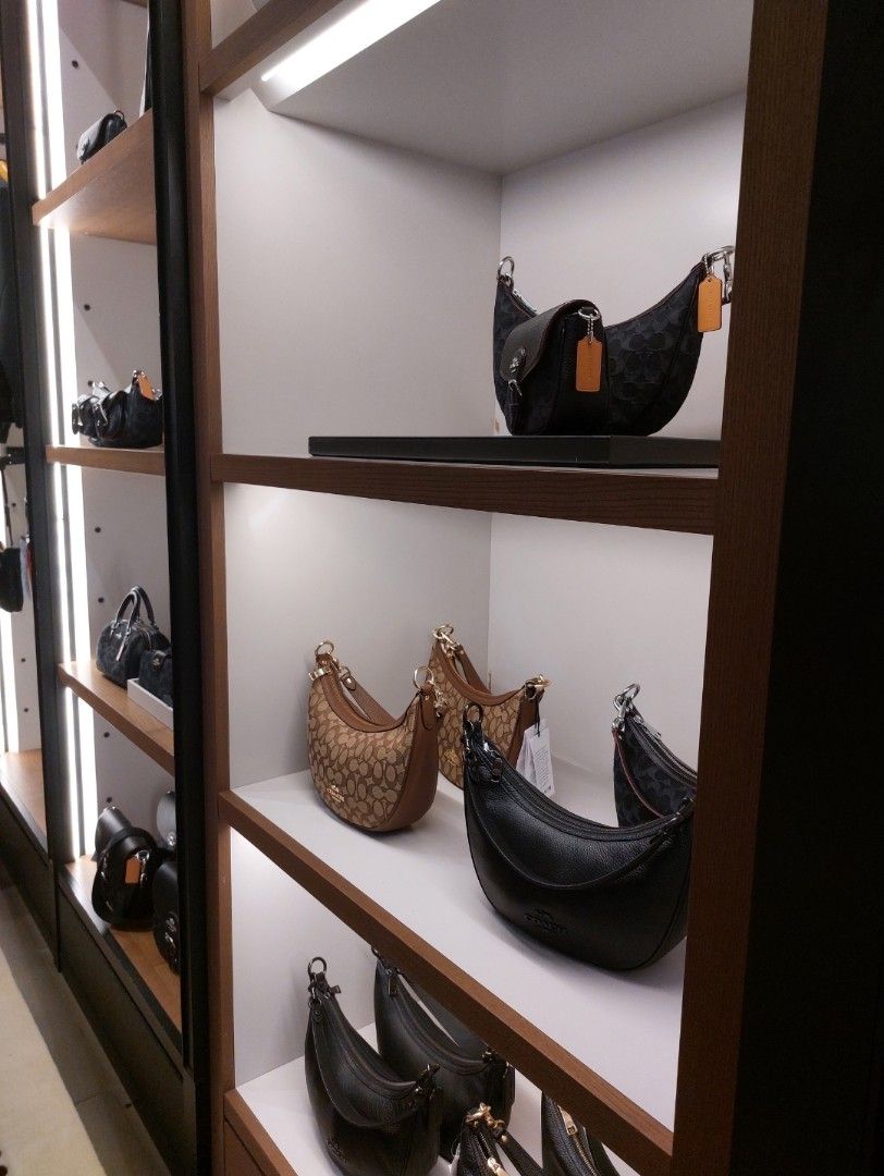 [SG PASABUY] Coach Outlet Wallet (Category: Wallets & Card holders) located in Valenzuela. Submitted by yaaanyaaaaan (Listing ID 1311404446, Image 2). Description: SG PASABUY COACH IMM OUTLET MALL Wallet Small Bag ETA: AUG 5 or 6.