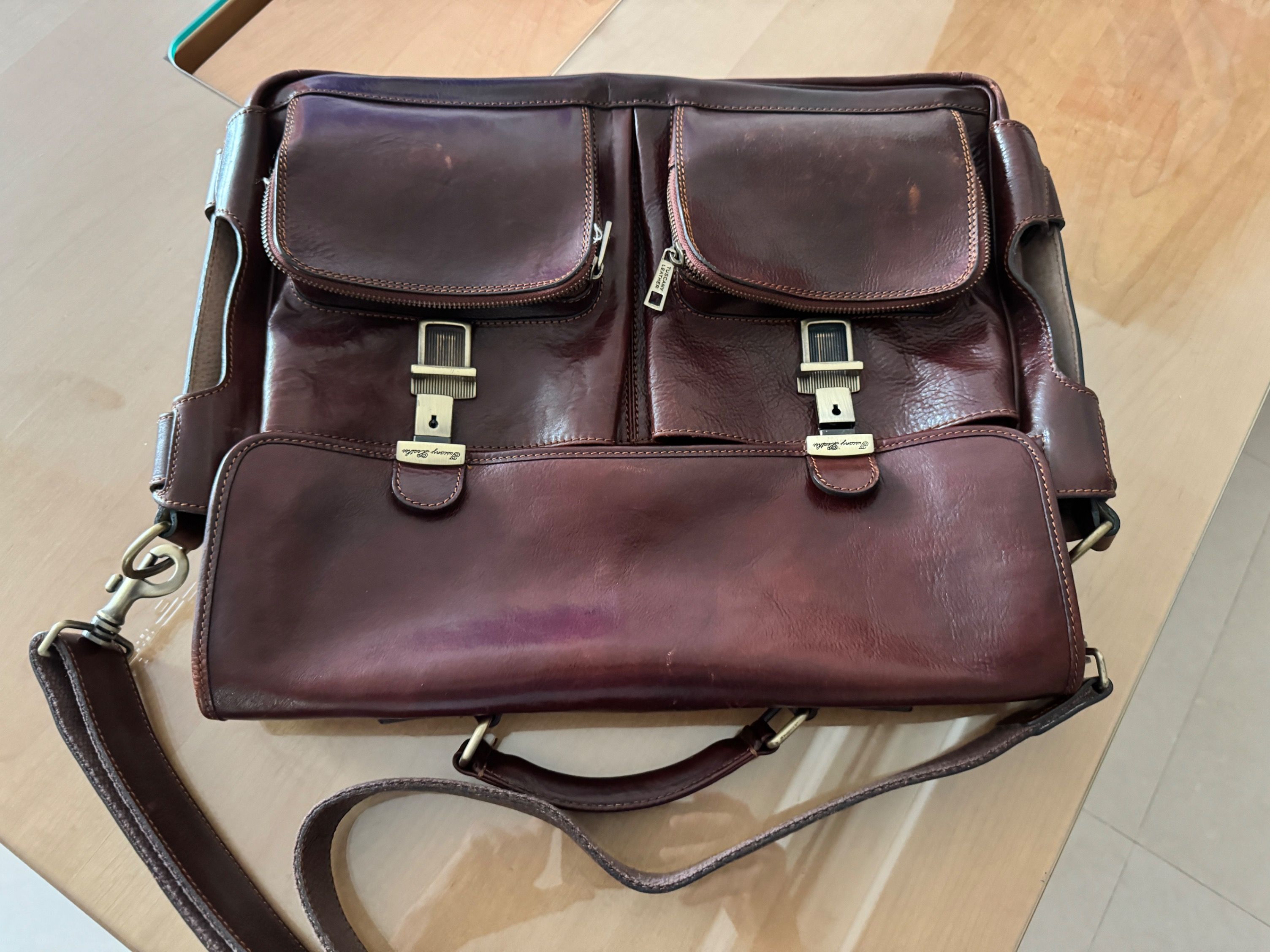 Avis tuscany leather store
